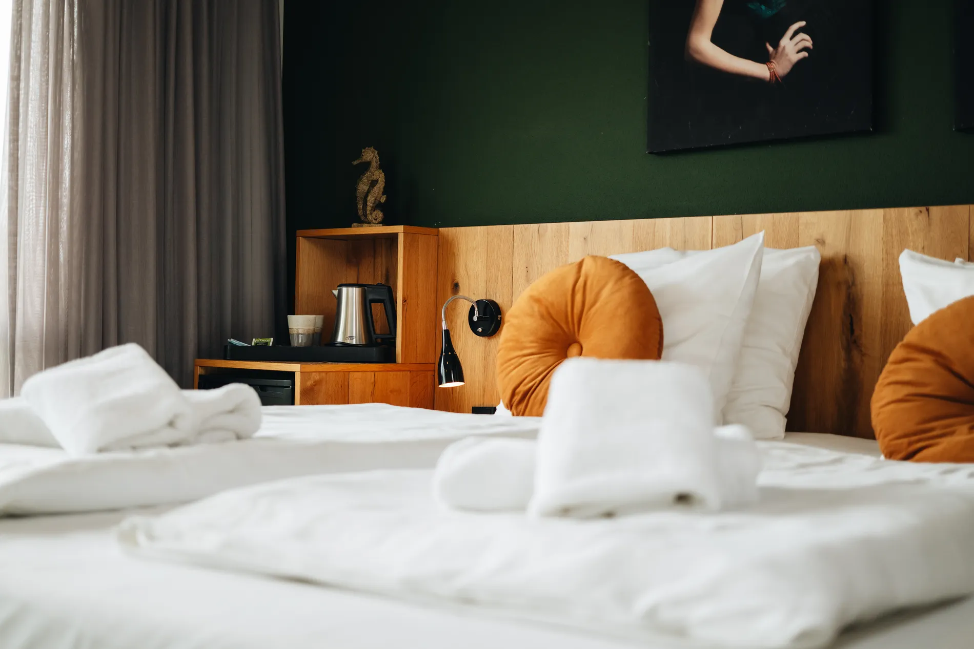 Zithoek en privéterras van de suite in de rustige buitenring